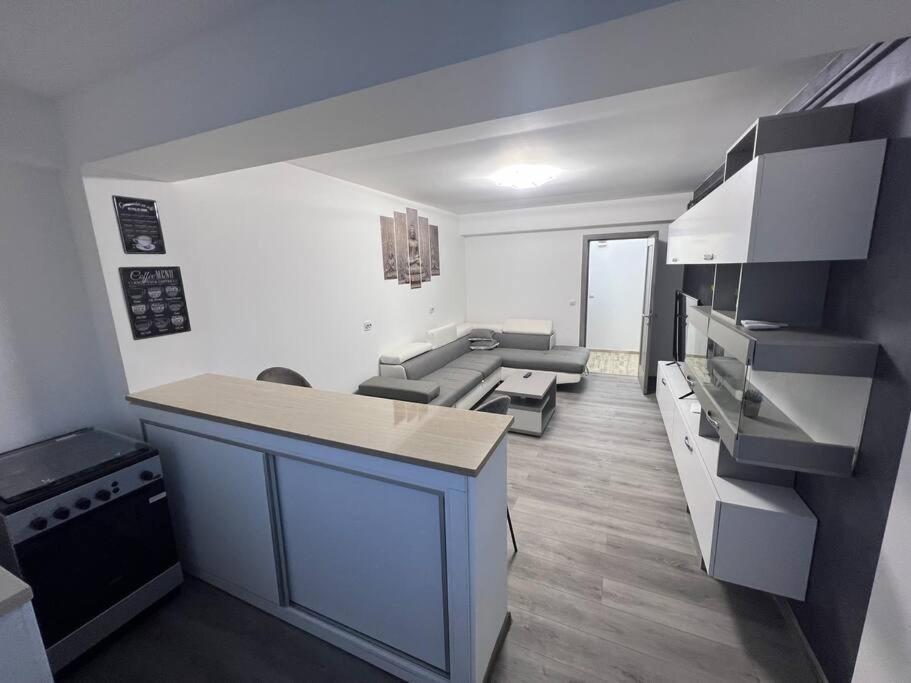 Lovely Flat With Bathtub 5 Mins From Center Craiova Exteriör bild