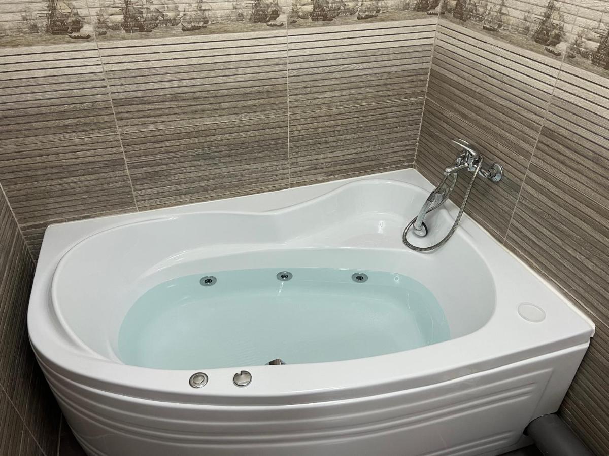 Lovely Flat With Bathtub 5 Mins From Center Craiova Exteriör bild