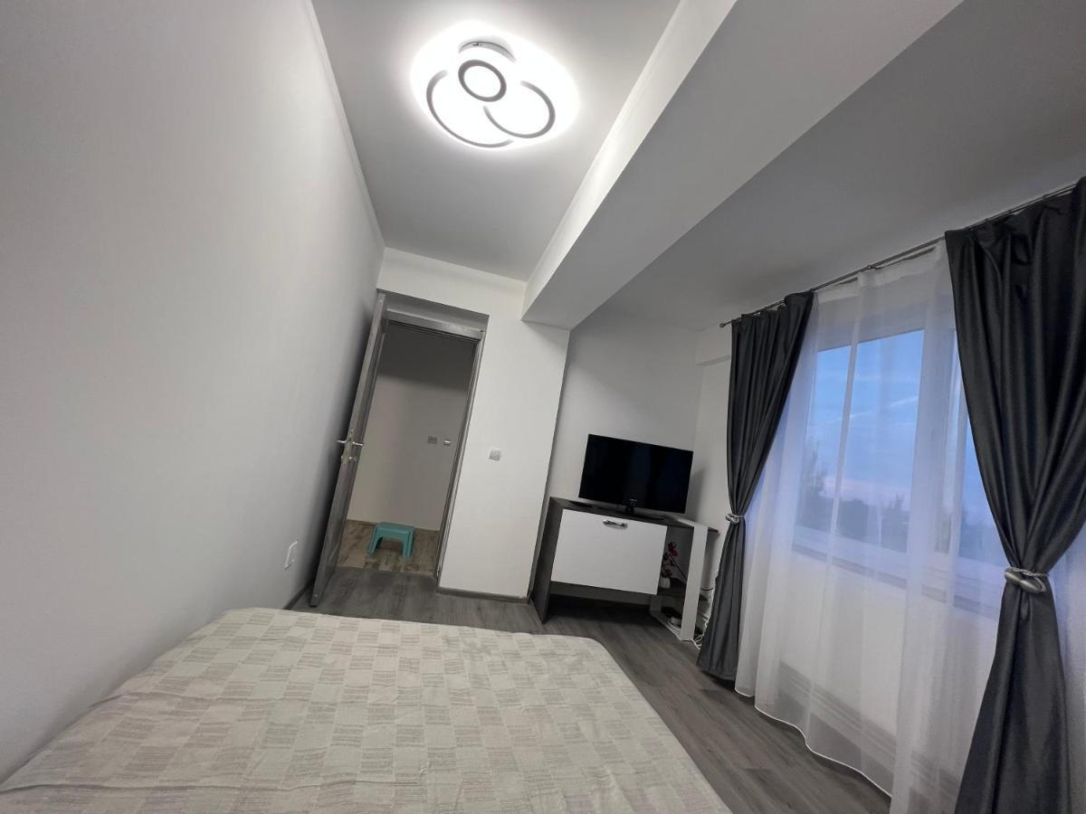 Lovely Flat With Bathtub 5 Mins From Center Craiova Exteriör bild